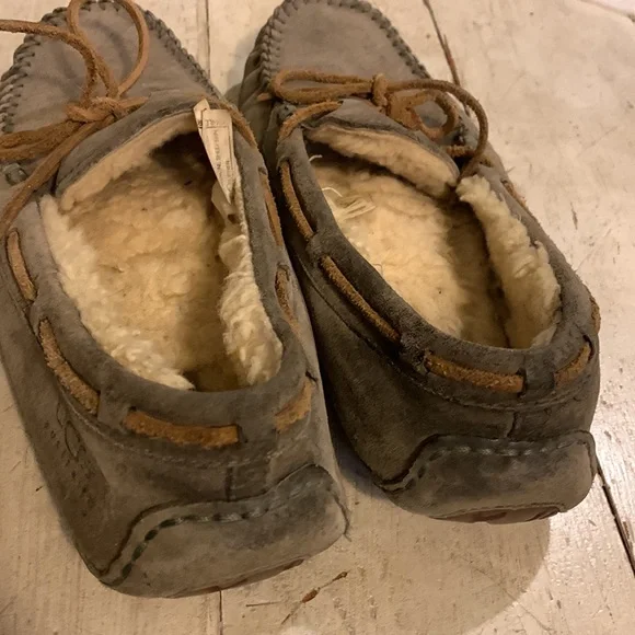 Uggs slippers. Suede shearling lined. Fair condition - Picture 3 of 6